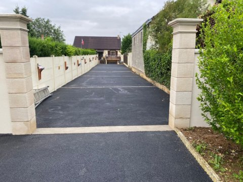 Création d'allée en enrobé noir à Pont-sur-Yonne