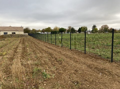 Pose d'une clôture en panneaux rigides autour d'une maison à Michery 