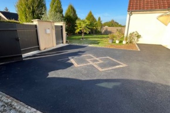 Cour en enrobé noir avec pose de pavés dans l'Yonne 