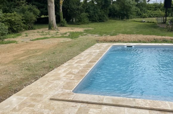 Pose de pierres de travertin  pour plage d'une piscine 