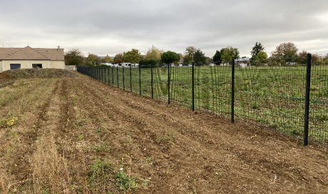 Pose d'une clôture en panneaux rigides autour d'une maison à Michery 