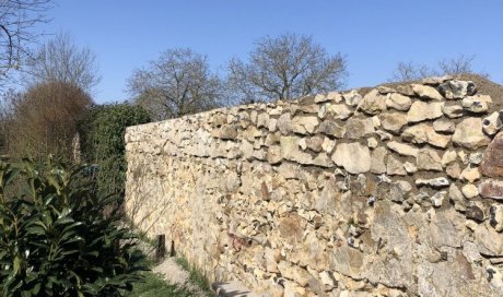 Rehaussement d'un mur en pierre à l'identique à Michery