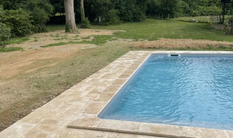 Pose de pierres de travertin  pour plage d'une piscine 