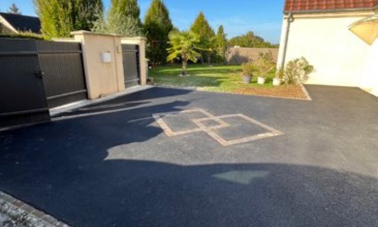 Cour en enrobé avec pose de pavés 