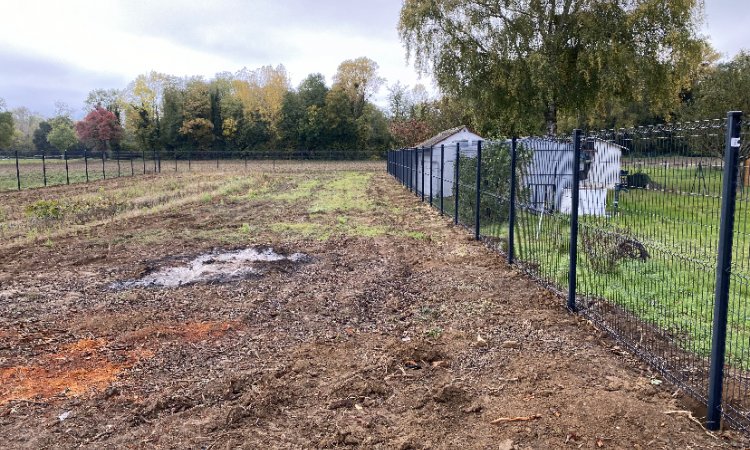 Pose d'une clôture en panneaux rigides autour d'une maison à Michery 