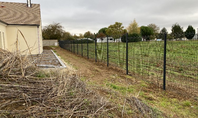 Pose d'une clôture en panneaux rigides autour d'une maison à Michery 