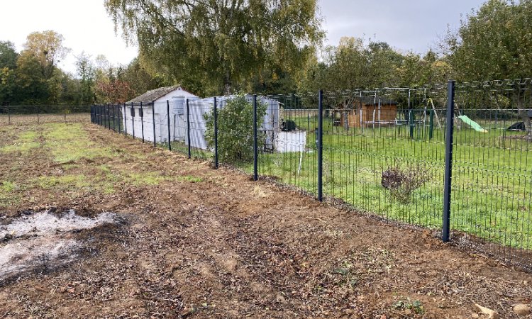 Pose d'une clôture en panneaux rigides autour d'une maison à Michery 