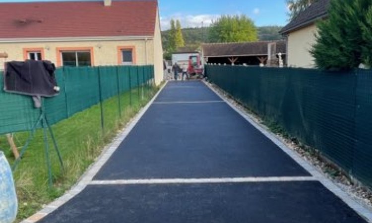 Création d'une allée en enrobé avec pose de pavés a Véron  