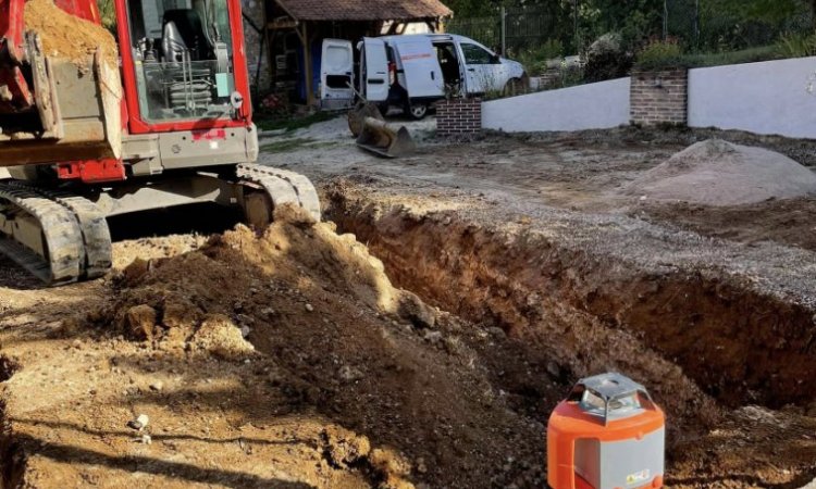 Création d'une piscine UNIBEO 8X4 avec 150 m2 de terrasse et aménagement du parc puis d'un bassin à poisson 