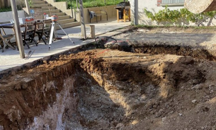 Création d'une piscine UNIBEO 8X4 avec 150 m2 de terrasse et aménagement du parc puis d'un bassin à poisson 