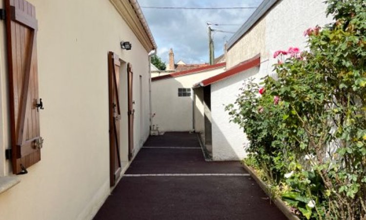 Cour en enrobé rouge avec pose de pavés 