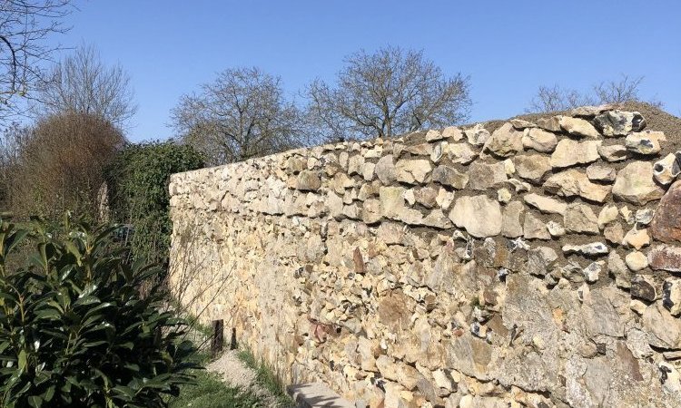 Rehaussement d'un mur en pierre à l'identique à Michery