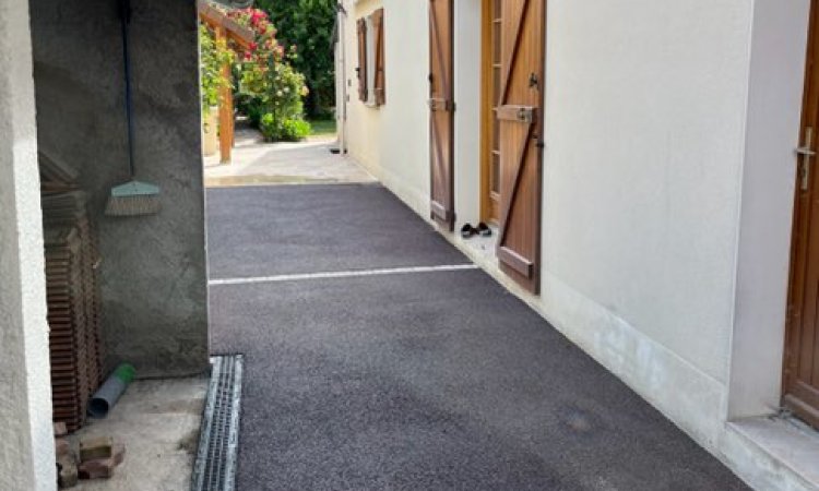 cour en enrobé rouge avec pose de pavés 